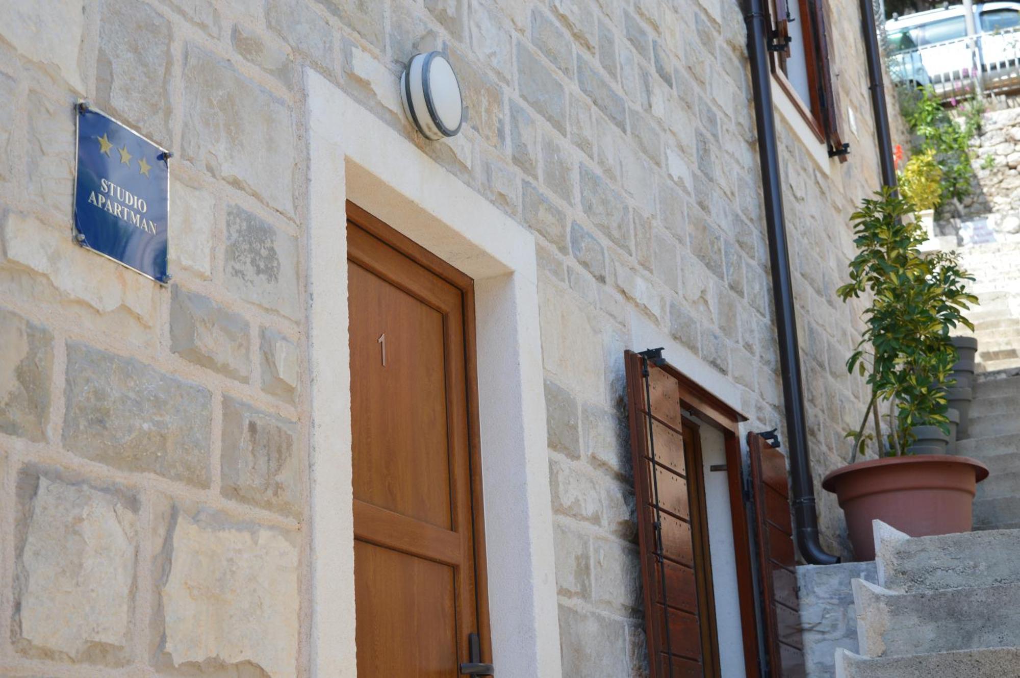 Apartma Lea *